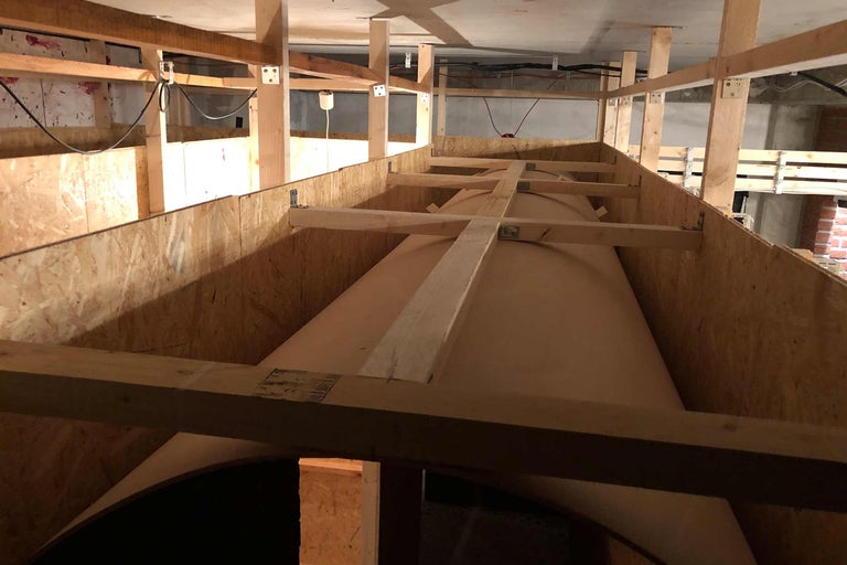 Großer Tank aus Holz in einer Holzkiste