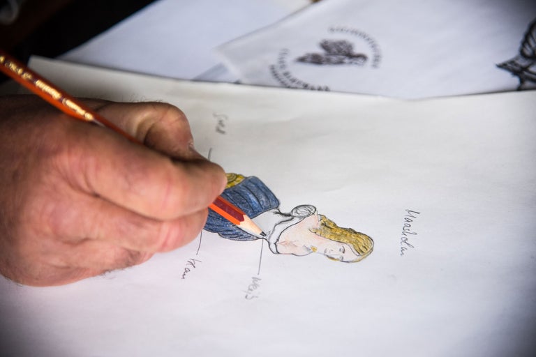 Hand zeichnet Designskizze mit Bleistift auf Papier