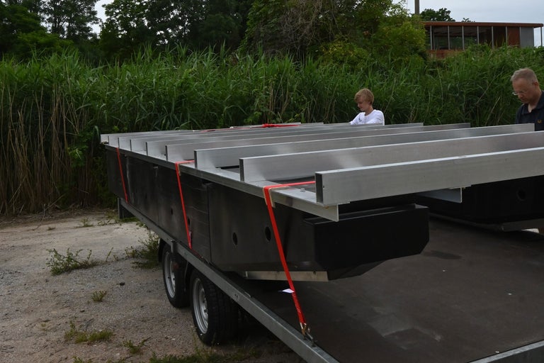 Pontonboot auf einem Anhänger mit Zurrgurten