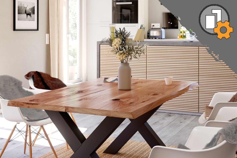 Esstisch aus Holz mit Metallgestell in einem Esszimmer