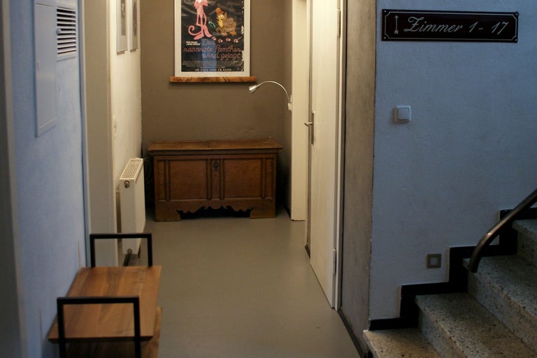 Fluransicht mit Holzkommode, Holzregal und Treppe