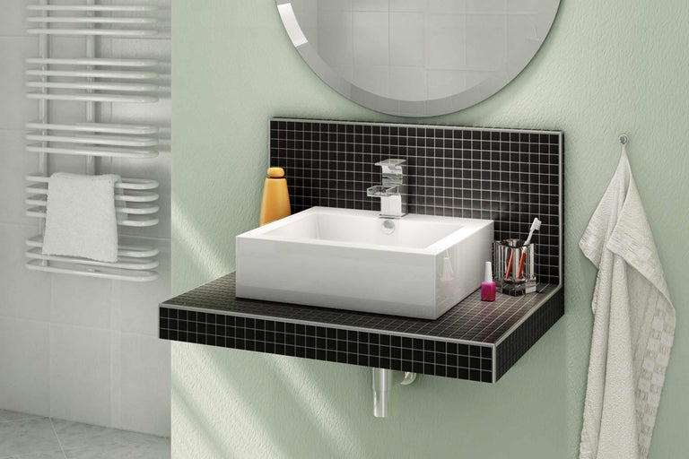 Badezimmer mit Waschbecken, Armatur, Spiegel und Heizkörper