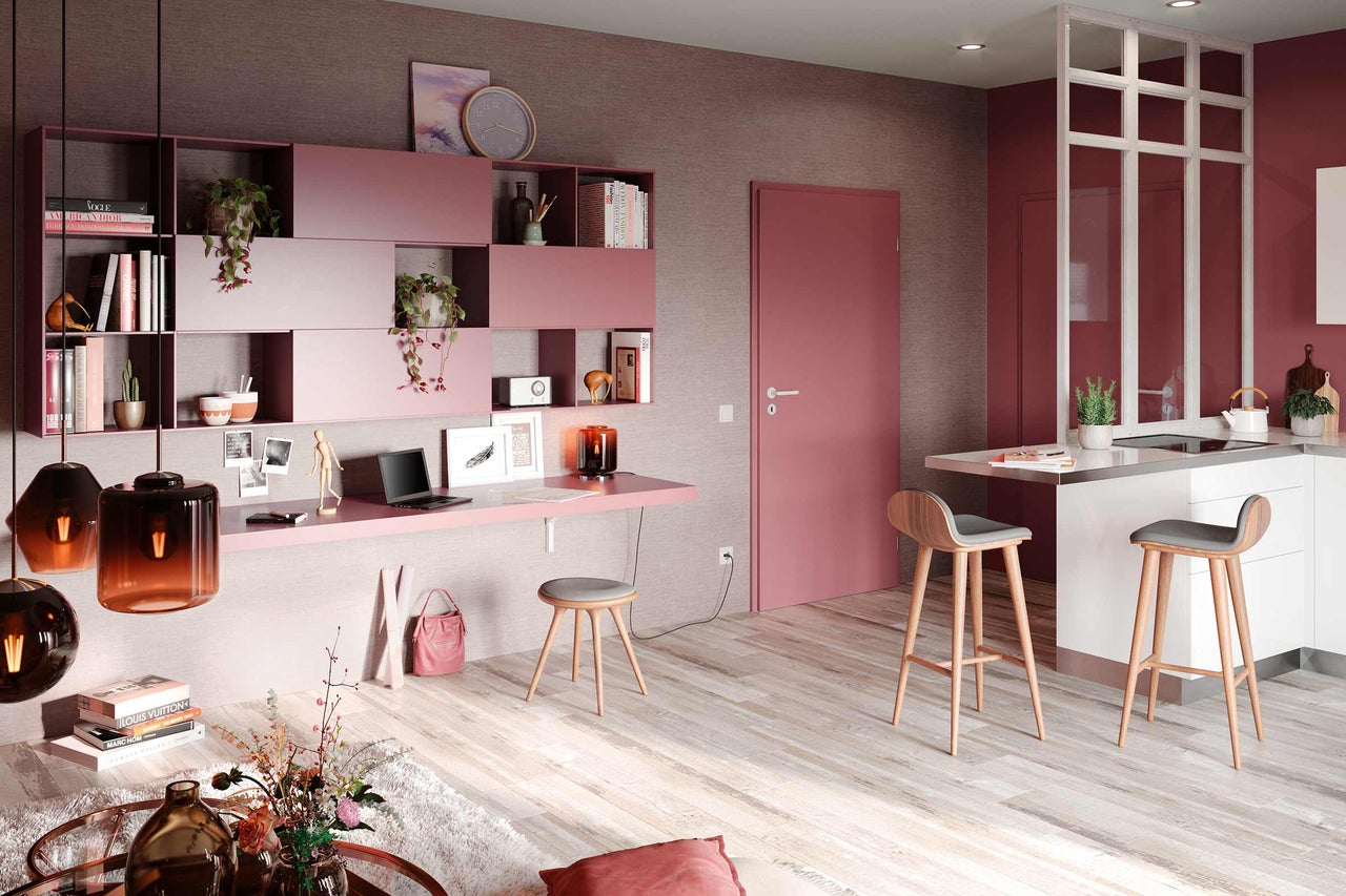 Helles Wohnzimmer mit Schreibtisch, Regalen, Tür und Barhockern