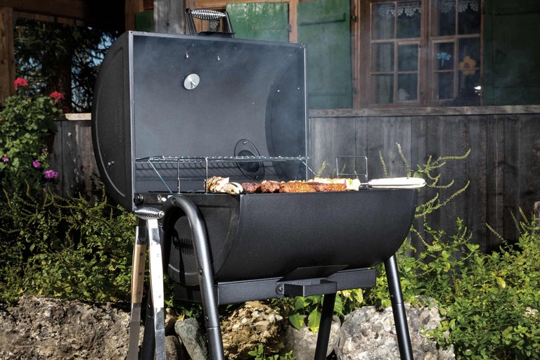 Grill mit Grillgut im Aussenbereich