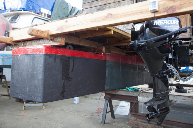 Pontonboot mit Mercury Aussenbordmotor auf Werkbank