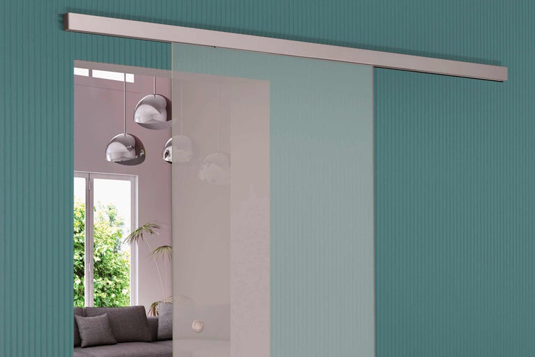 Schiebetür aus Glas mit Metallschiene vor einer gemusterten Wand