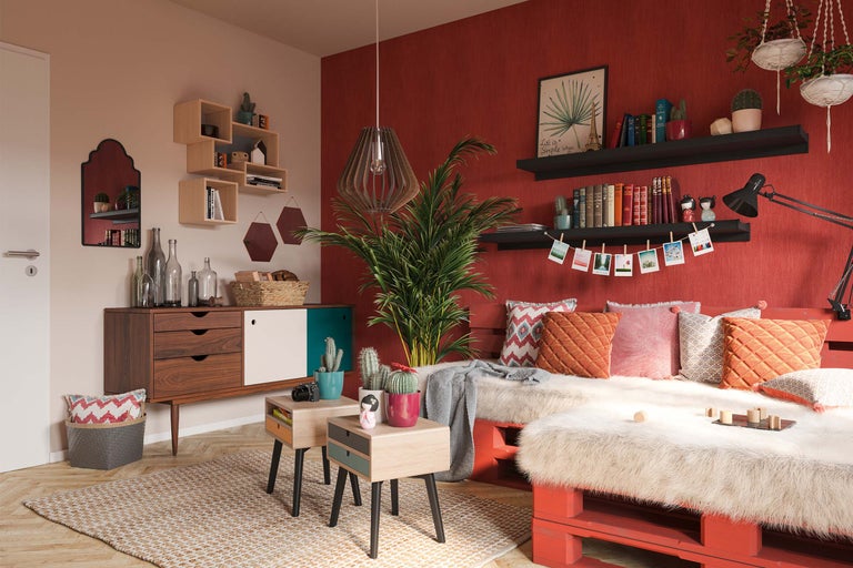 Wohnzimmer mit Sideboard, Wandregalen, Zimmerpflanzen, Palettenmöbeln und dekorativen Accessoires für eine gemütliche Atmosphäre