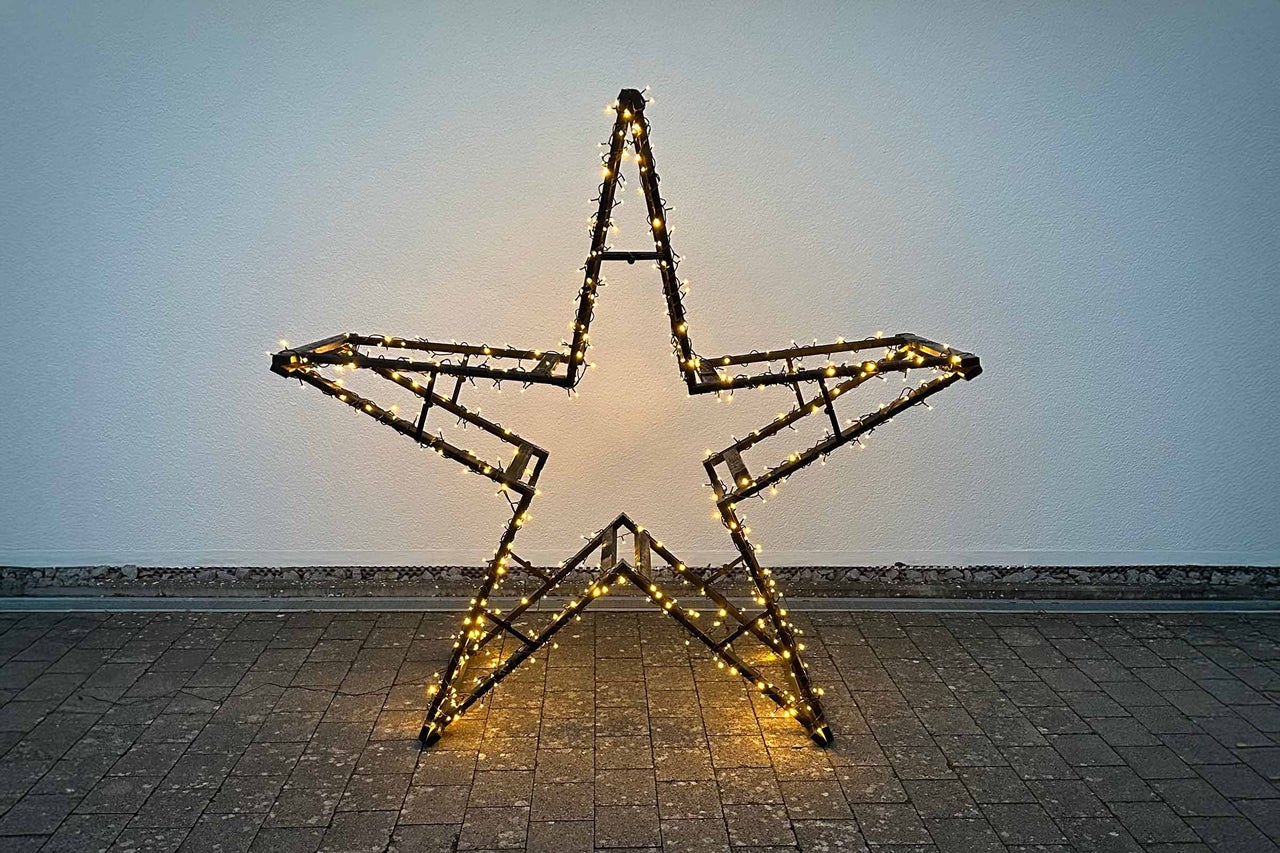 Dekorativer Stern mit Beleuchtung für den Außenbereich