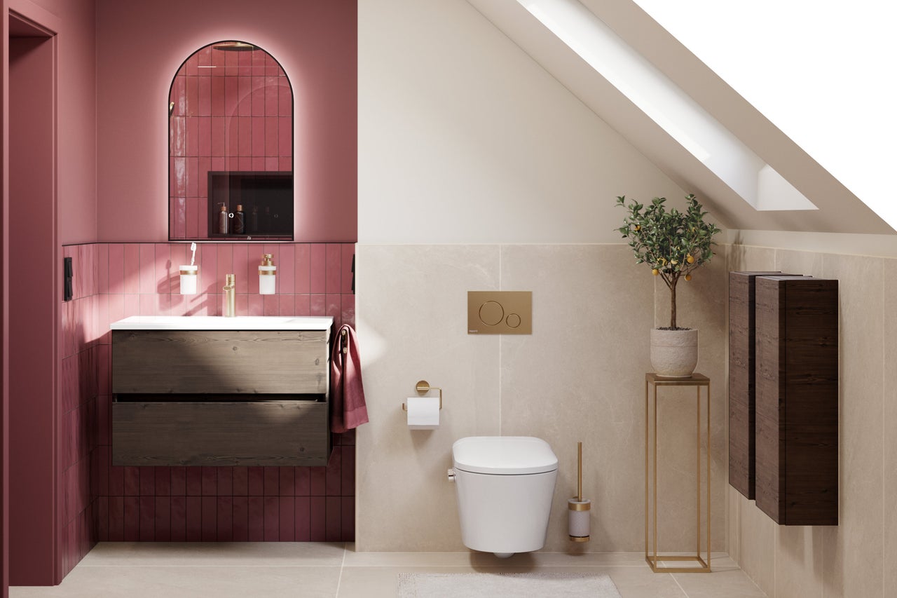 Modernes Badezimmer mit Dachschräge, Waschtischunterschrank aus Holz, wandhängendem WC, goldenen Armaturen und einem hinterleuchteten Rundbogenspiegel.