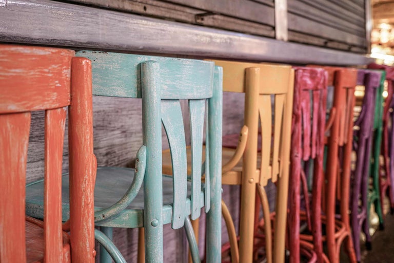 Mehrere Holzstühle in einer Reihe