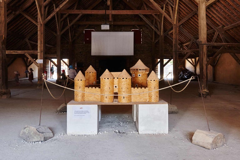 Modell eines Schlosses unter einem Holzdach