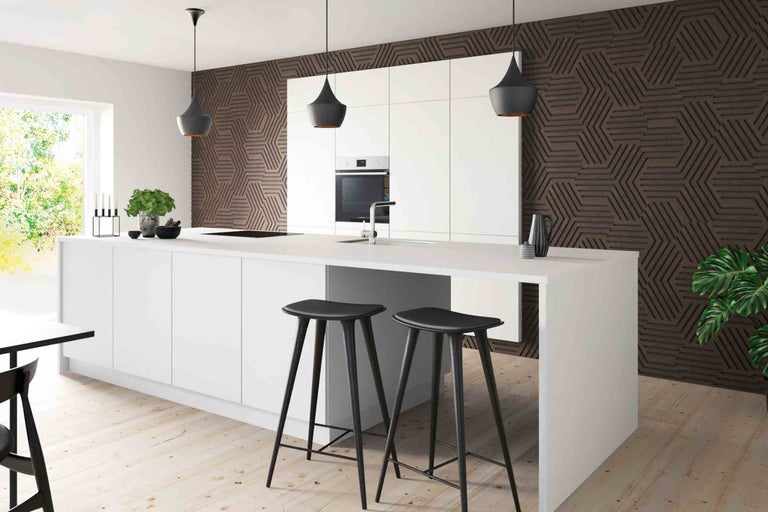 Moderne Wohnküche mit Kücheninsel, Barhockern und Pendelleuchten