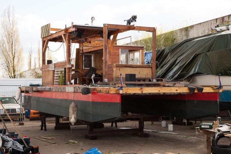 Hausboot auf dem Trockenen, gebaut aus Holz und Metall