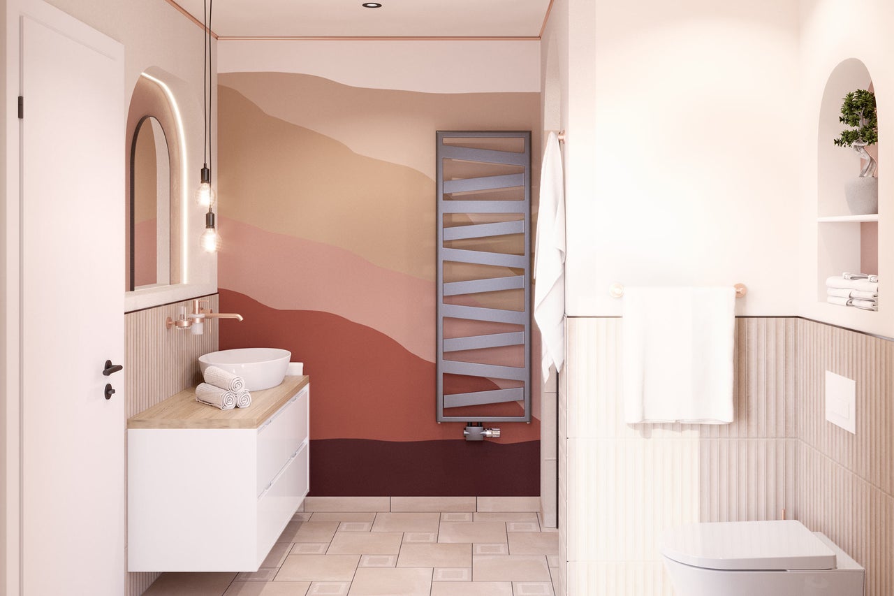 Helles Badezimmer mit Waschtisch, Handtuchwärmer und dekorativer Wandgestaltung.