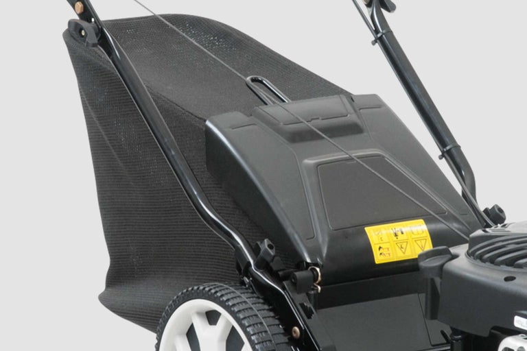 Detailansicht eines Rasenmähers mit Fangkorb.