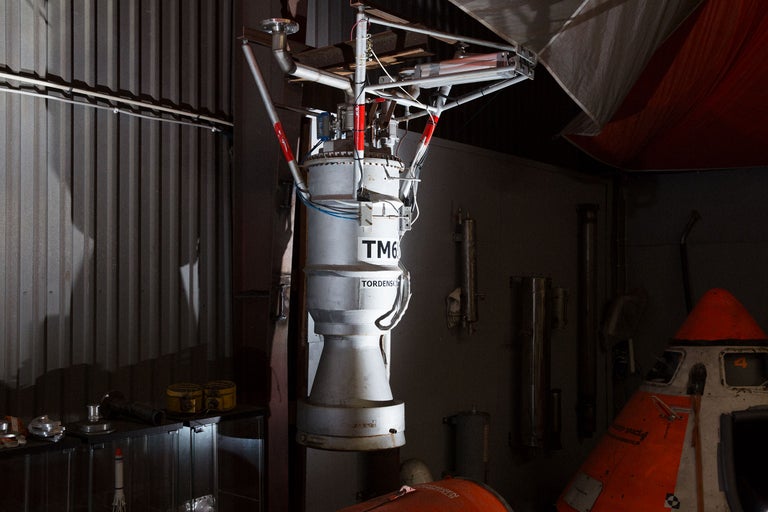 Eine Raketenattrappe hängt in einem Raum.