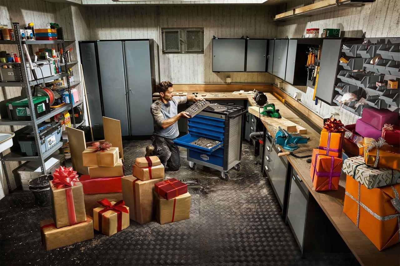 Werkstatt mit Werkzeugwagen, Werkzeugen, Werkbank, Schränken und Weihnachtsgeschenken