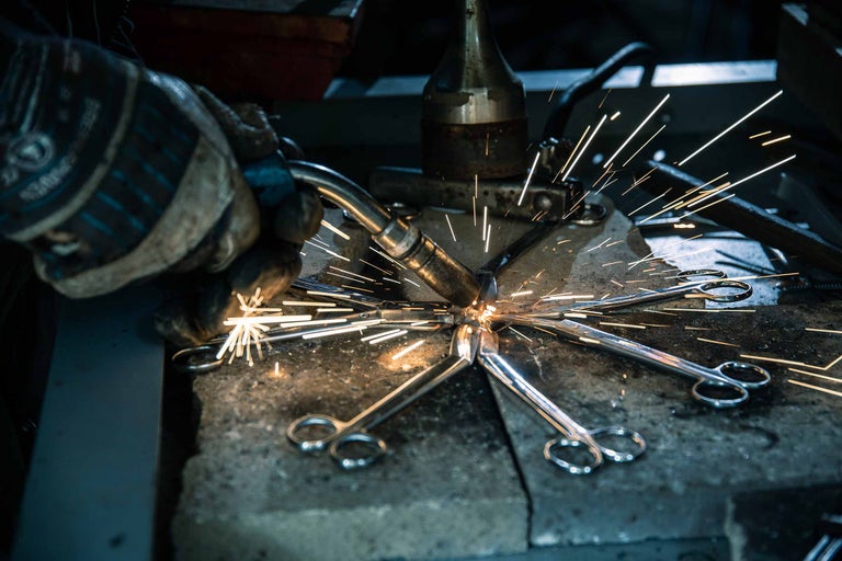 Schweißen von Metall mit Schutzhandschuhen und Funkenbildung