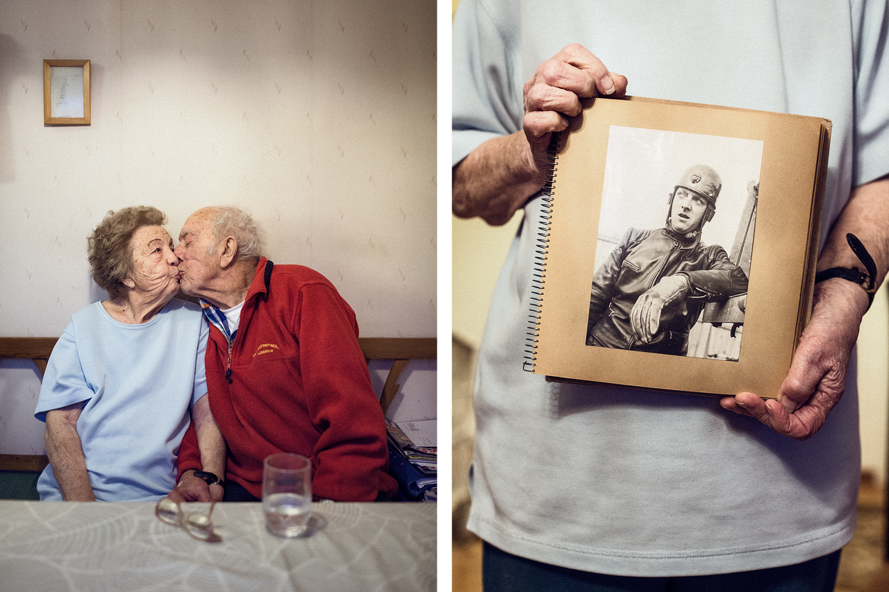 Foto von einem älteren Paar, das sich küsst, und eine Person, die ein Fotoalbum mit einem Schwarz-Weiß-Foto hält.
