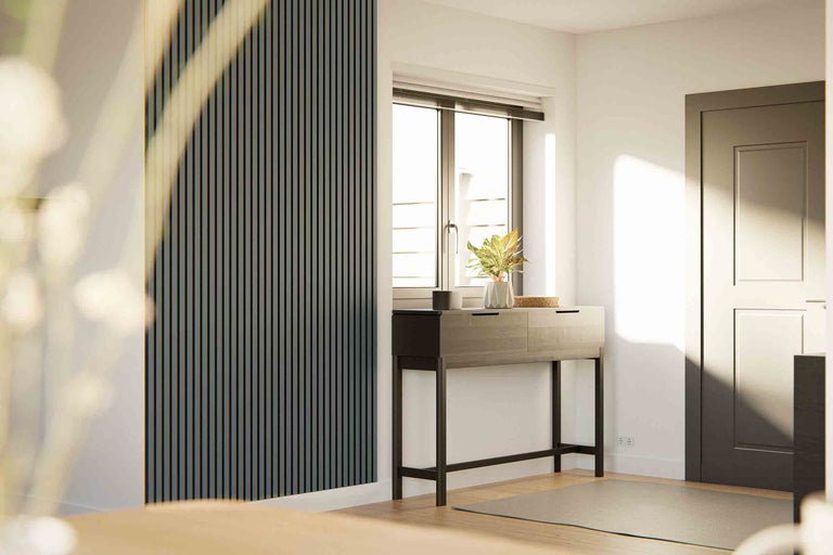 Heller Raum mit Akustikpaneel, Konsolentisch und Tür