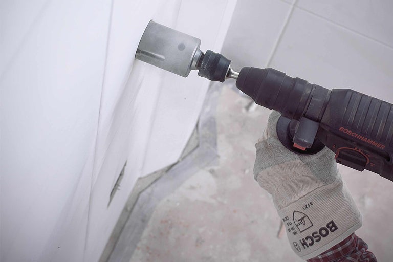 Bohren eines Lochs mit einer Bohrmaschine