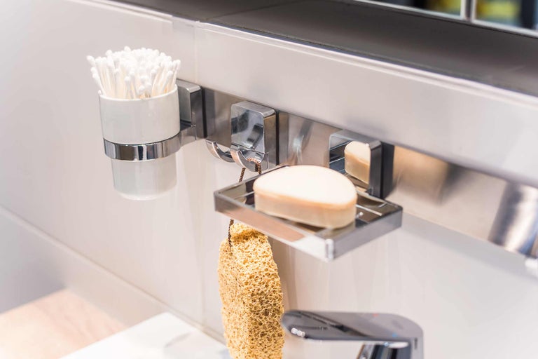 Badezimmerzubehör mit Wattestäbchen, Seife und Badeschwamm