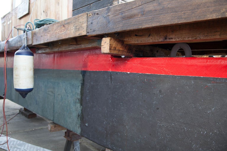 Detailansicht eines Bootsrumpfs mit Fender