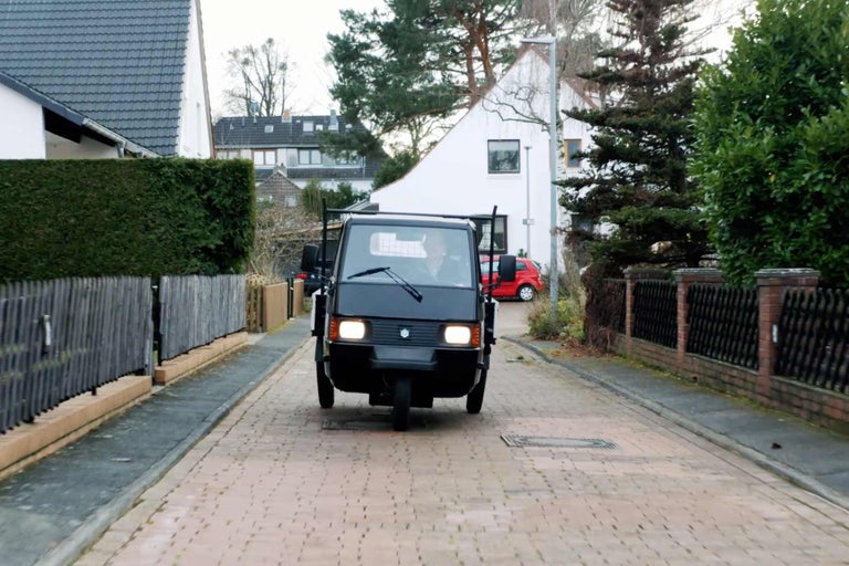 Dreirädriges Nutzfahrzeug auf einer Straße