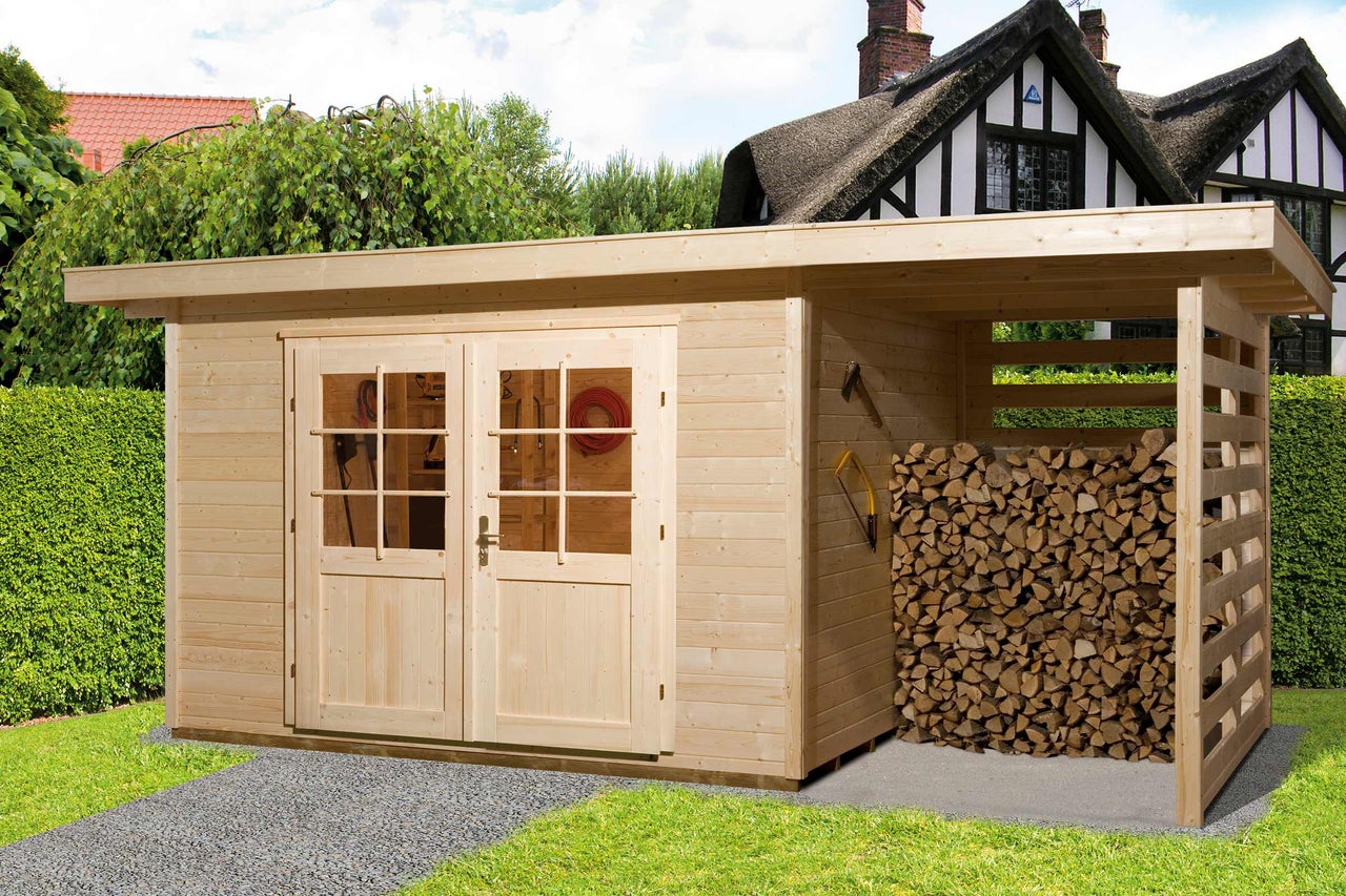 Holzgartenhaus mit Doppeltür und integriertem Holzregal im Garten.