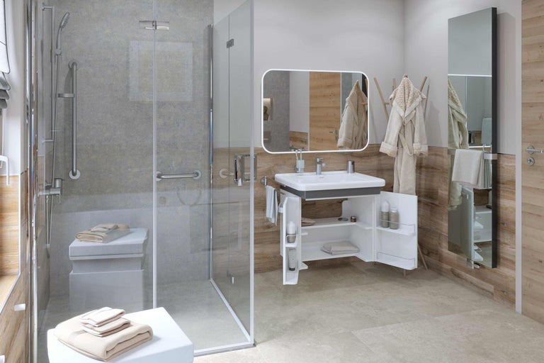 Helles Badezimmer mit Dusche, Waschbeckenunterschrank, Spiegel und Handtüchern