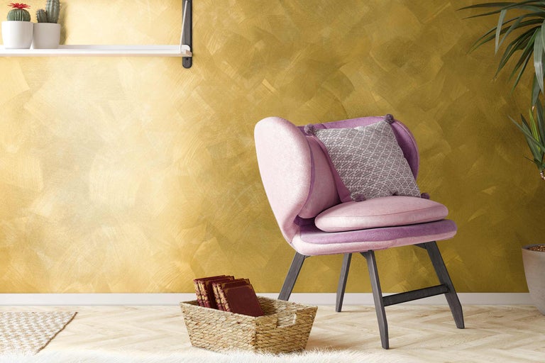 Dekorative Wohnzene mit Sessel, Kissen und Wandgestaltung