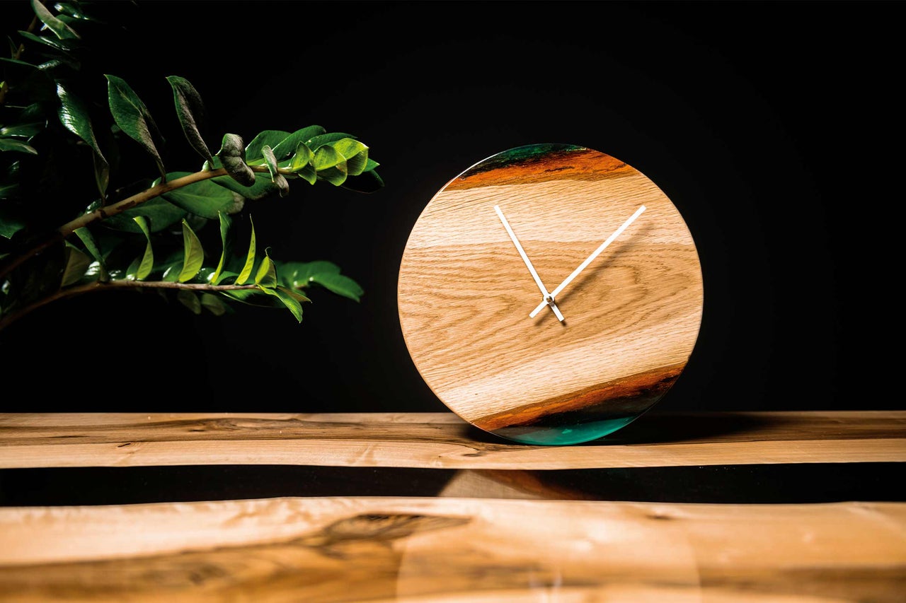 Runde Holzuhr mit Harzelement auf Holztisch