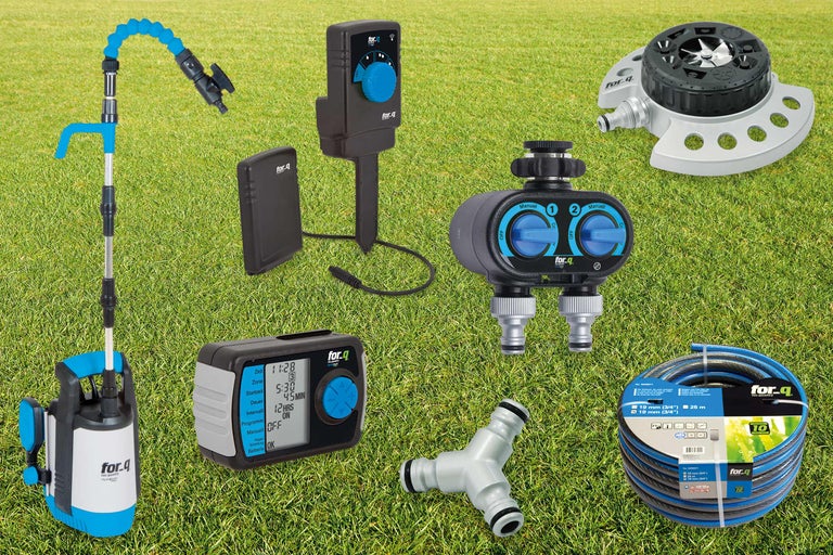 Verschiedene Gartenbewässerungsprodukte von for-q auf Rasen.