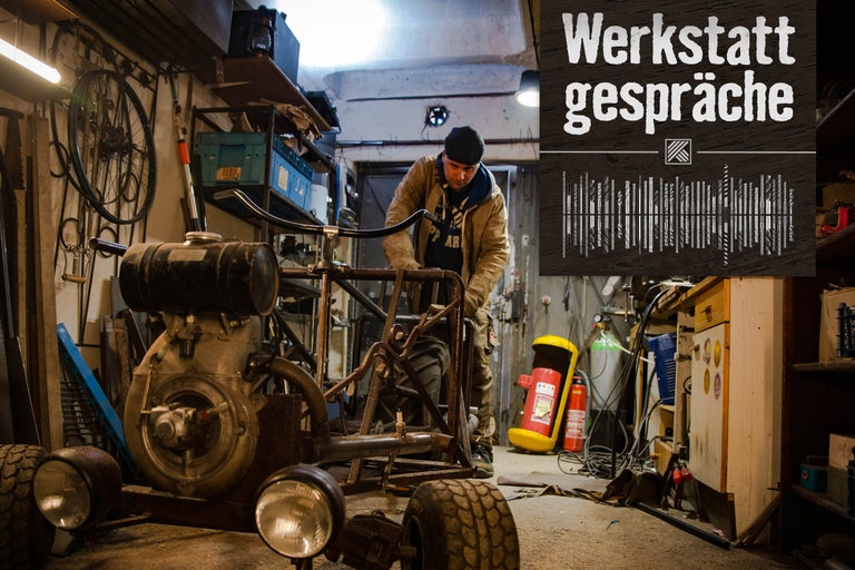 Werkstattszene mit einer Person, die an einem Projekt arbeitet, und dem Text Werkstattgespräche.