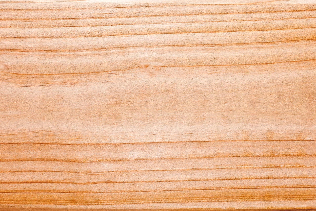 Nahaufnahme einer Holzplatte mit Maserung