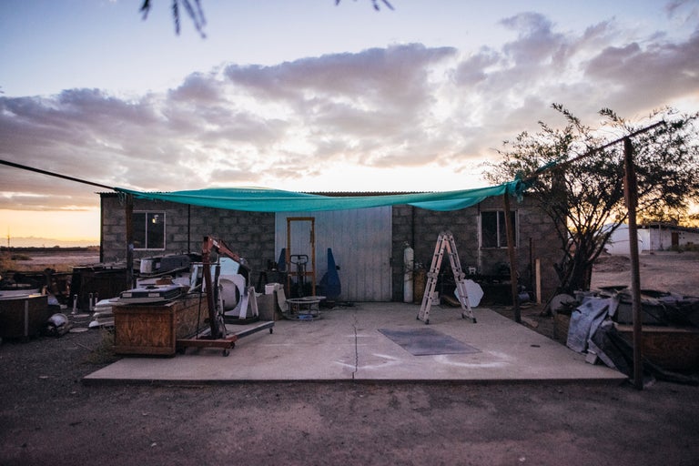 Außenaufnahme eines Lagergebäudes mit Werkzeugen und Ausrüstung bei Dämmerung