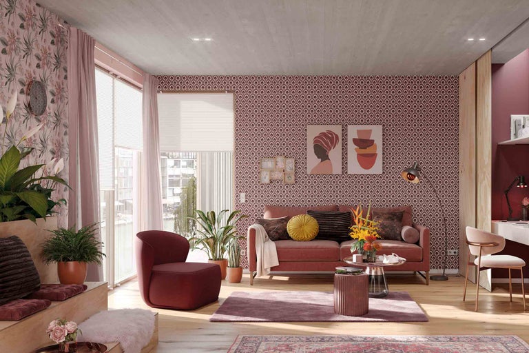 Wohnzimmer mit Sofa, Sessel, Zimmerpflanzen und dekorativer Wandgestaltung für ein stilvolles Ambiente.