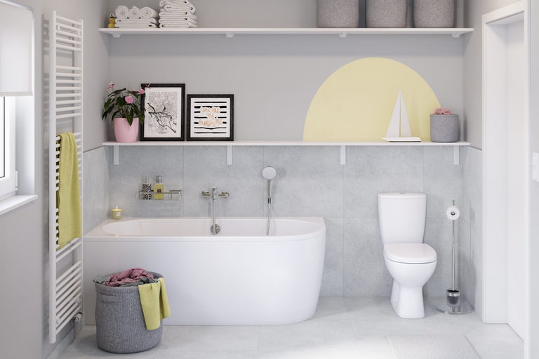 Modernes helles Badezimmer mit weißer Badewanne, Stand-WC, Handtuchheizkörper vor grauen Fliesen und zwei weißen Wandregalen mit Dekoration.