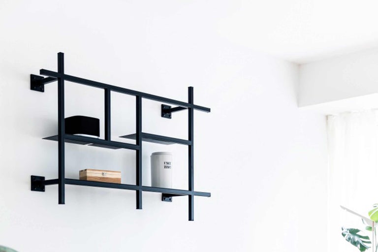 Wandregal mit drei Ablageflächen zur Aufbewahrung von Gegenständen