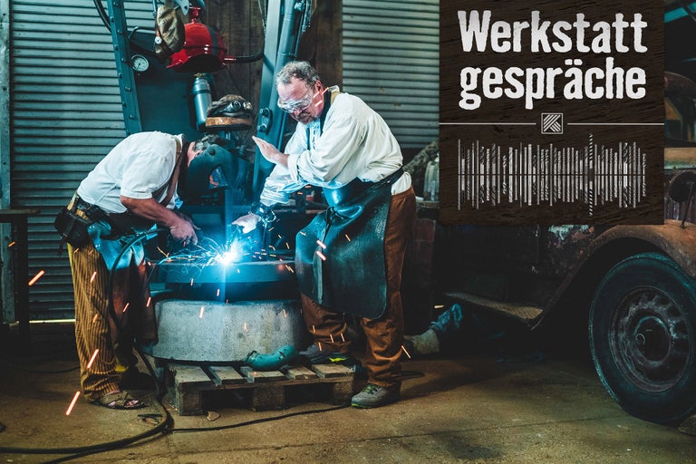 Zwei Handwerker beim Schweißen in einer Werkstatt, im Hintergrund ein Oldtimer und der Schriftzug Werkstattgespräche.