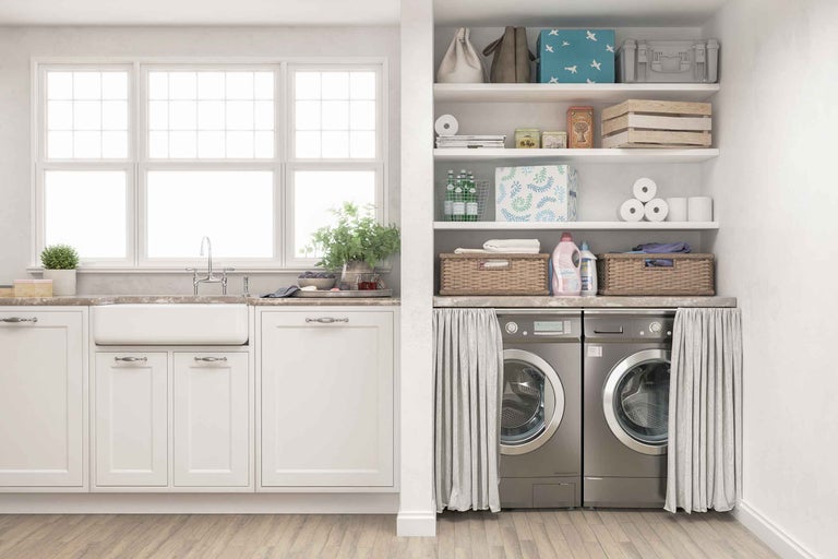 Heller Waschraum mit Waschbecken, Waschmaschine, Trockner und Regalen zur Aufbewahrung