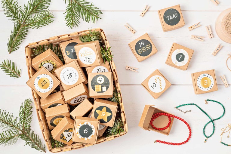 Adventskalender mit kleinen Schachteln und Schmuck