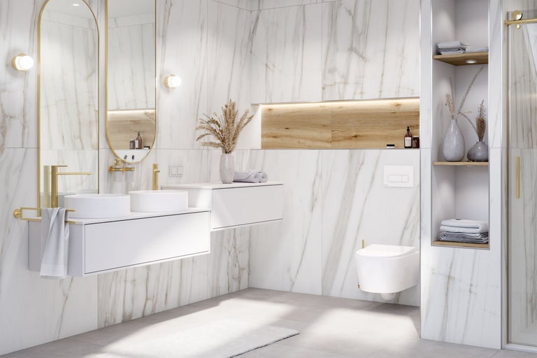 Helles Badezimmer mit Doppelwaschtisch, Spiegel, Toilette und Einbauregal.