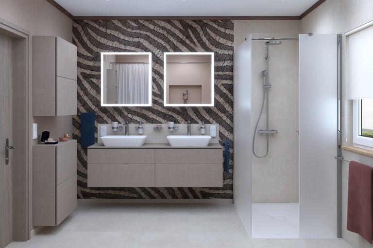 Helles Badezimmer mit Doppelwaschtisch, beleuchteten Spiegeln und Duschkabine