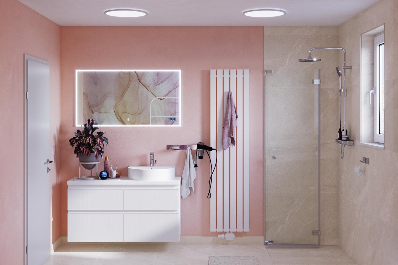Helles Badezimmer mit Waschbecken, Spiegel, Heizkörper und Dusche