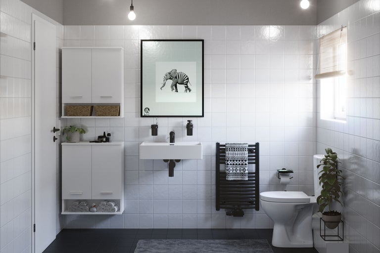 Badezimmer mit weißen Möbeln, Toilette, Waschtisch und Dekorationen