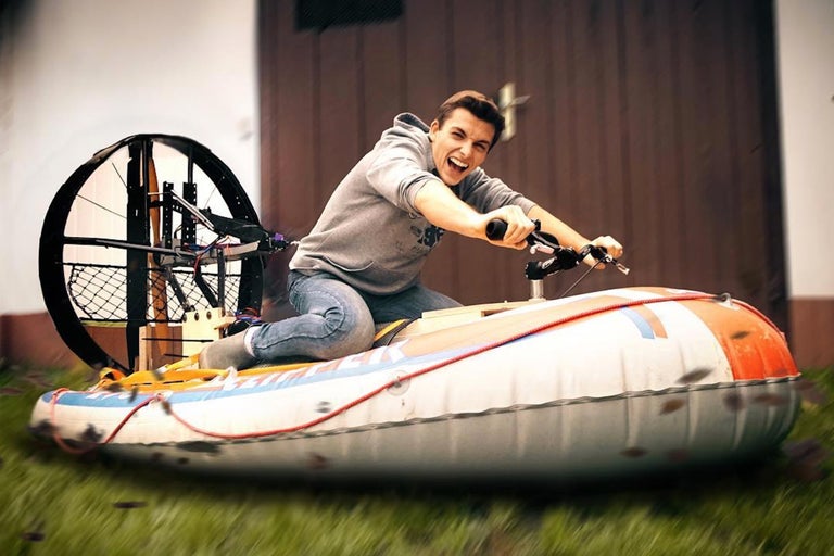 Mann fährt ein selbstgebautes Luftkissenfahrzeug im Freien.