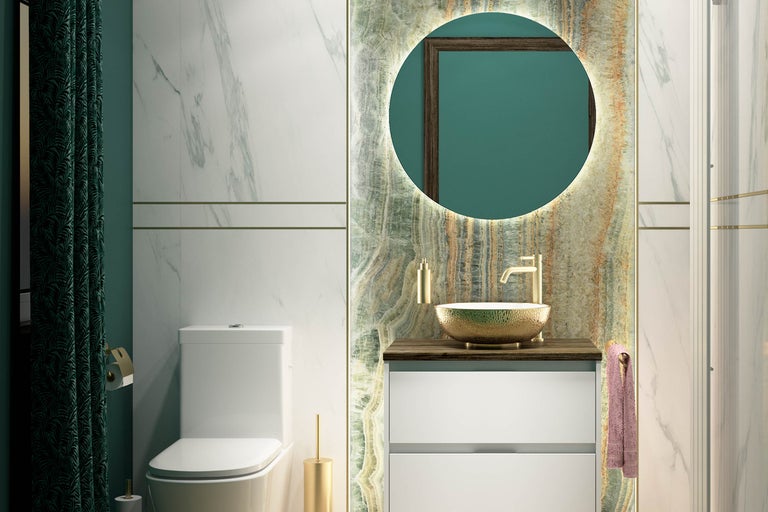 Elegantes Badezimmer mit Toilette, Waschtisch, Spiegel und Marmorfliesen für ein stilvolles Ambiente