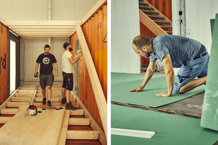 Zwei Männer bauen einen Container aus Holz und verlegen grüne Dämmplatten.