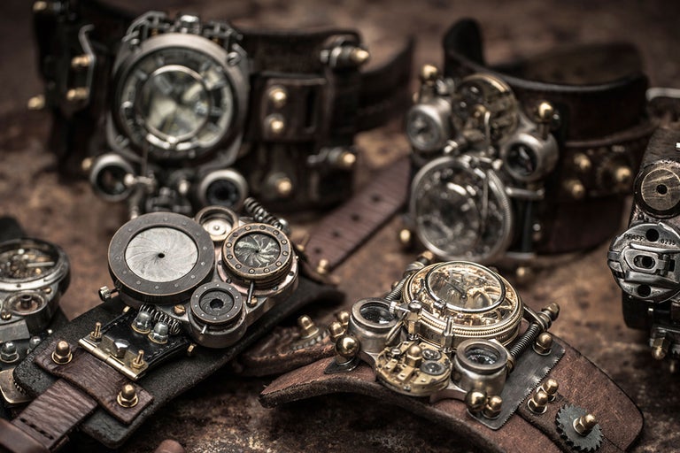 Verschiedene Steampunk-Armbanduhren mit Lederarmbändern und mechanischen Details